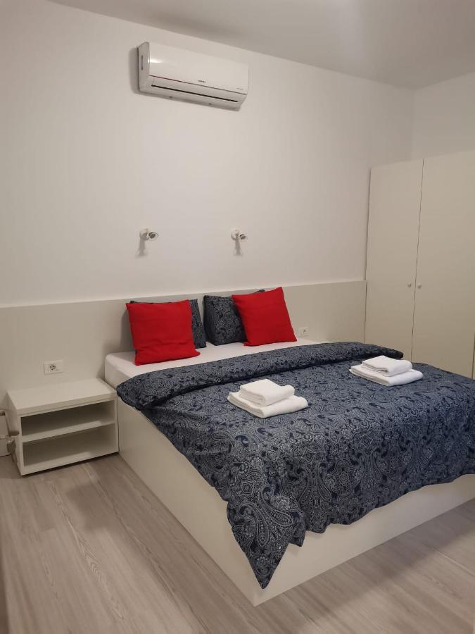 Old Town Bar Apartments On Street Tonitza Bucarest Esterno foto