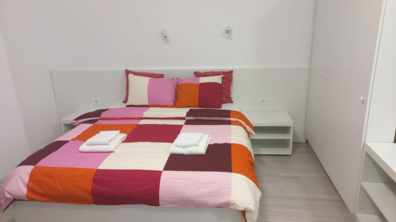 Old Town Bar Apartments On Street Tonitza Bucarest Esterno foto