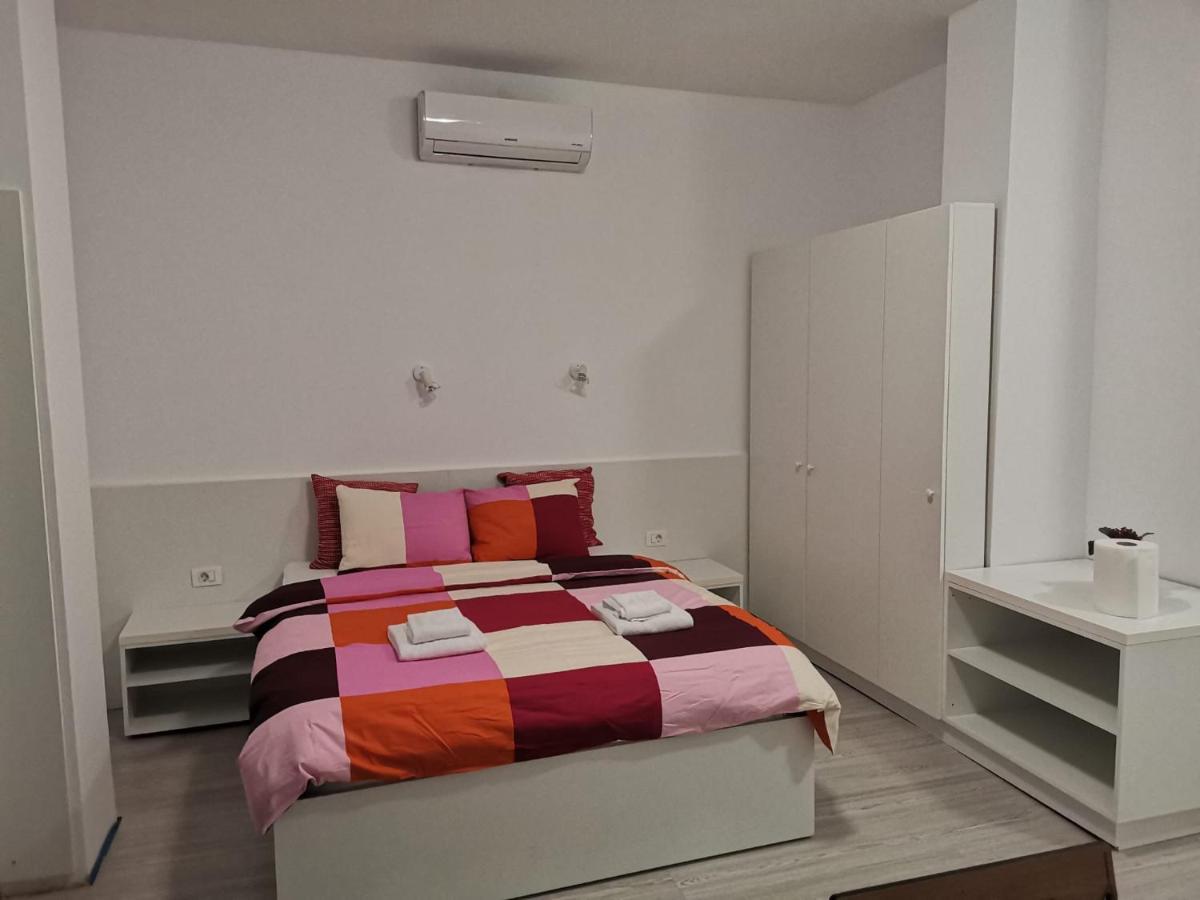 Old Town Bar Apartments On Street Tonitza Bucarest Esterno foto