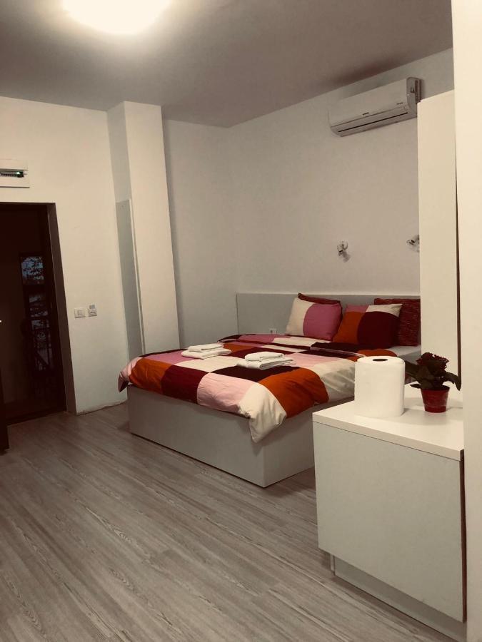 Old Town Bar Apartments On Street Tonitza Bucarest Esterno foto